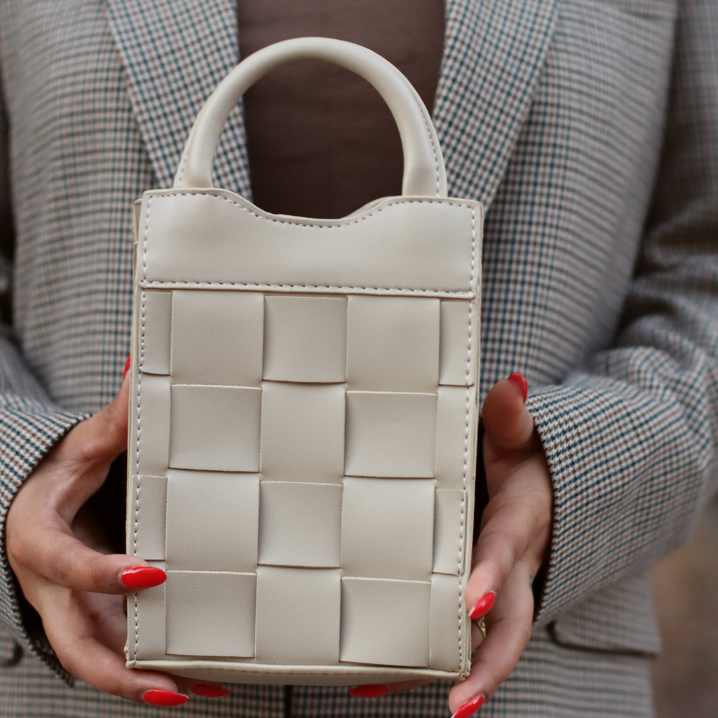 Asverra Chalise Phone Bag