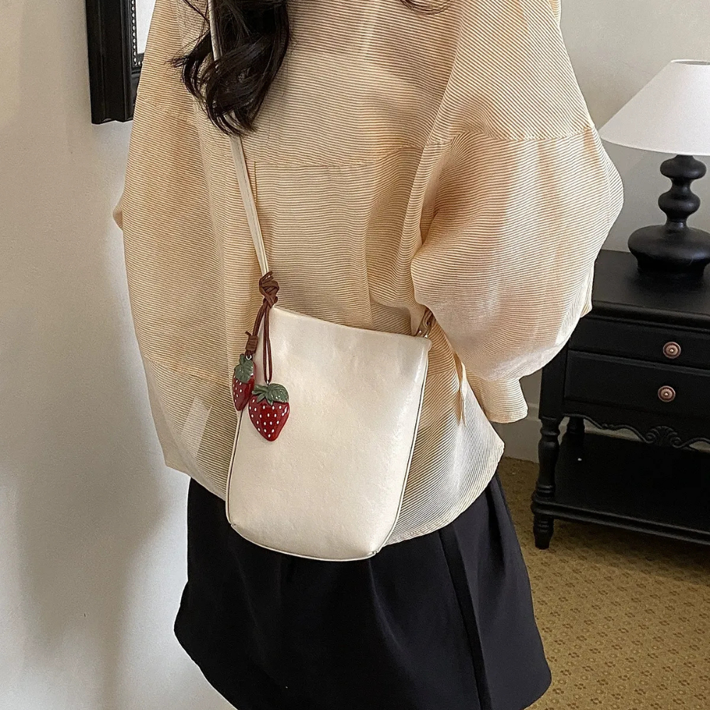 Fruttina Strawberry Charm Bucket Bag صورة ثانوية