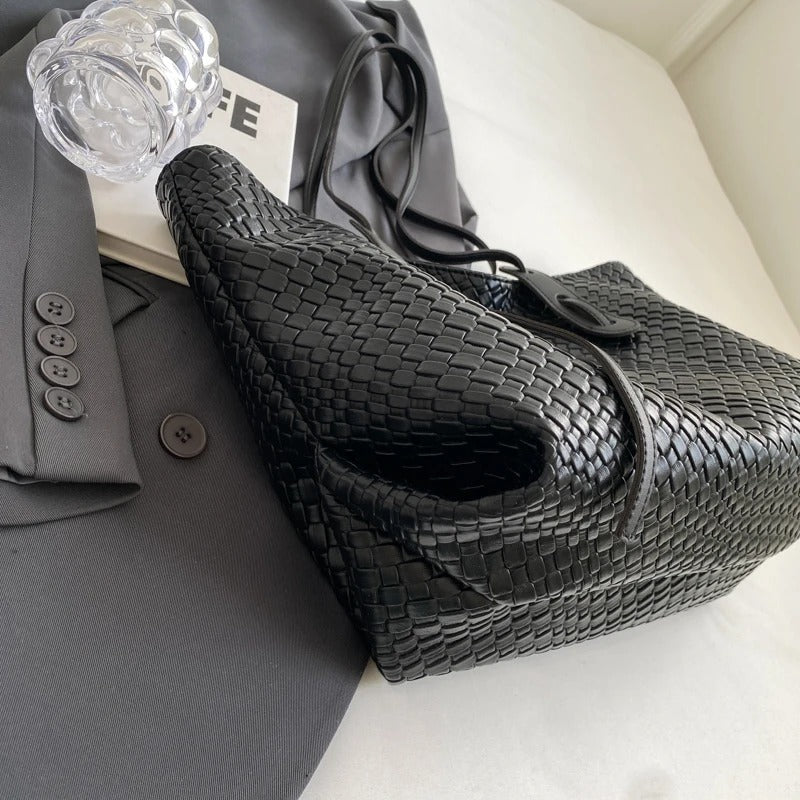 Asverra Lora Tote Bag