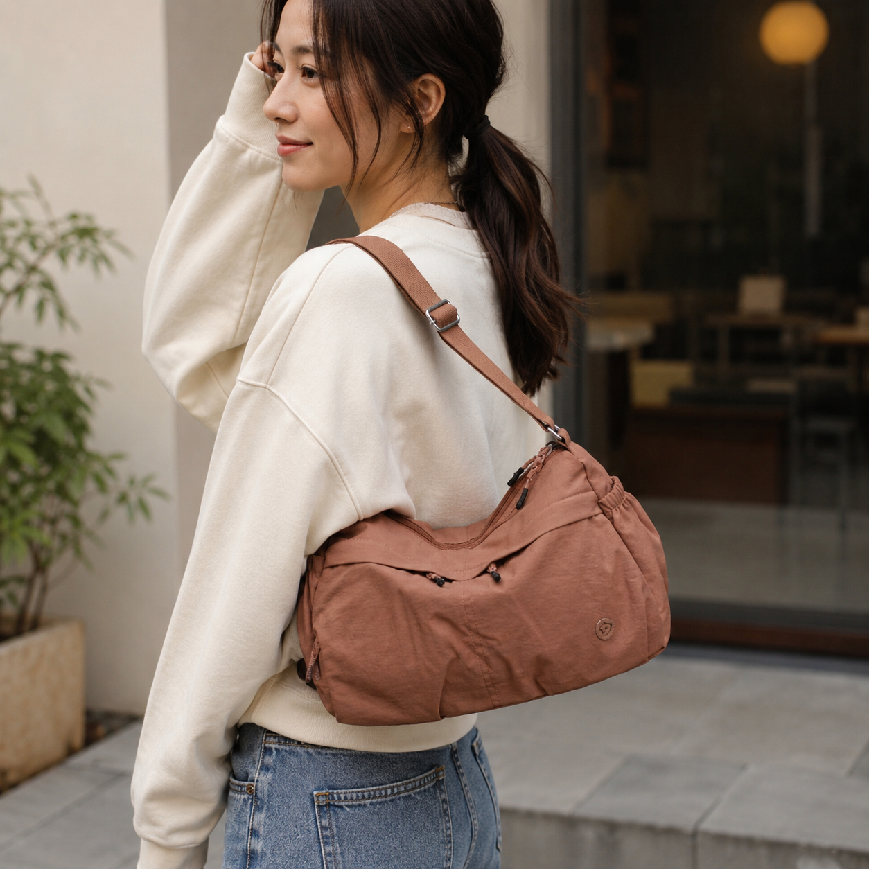 Fabria Ruched Shoulder Bag Image secondaire du produit