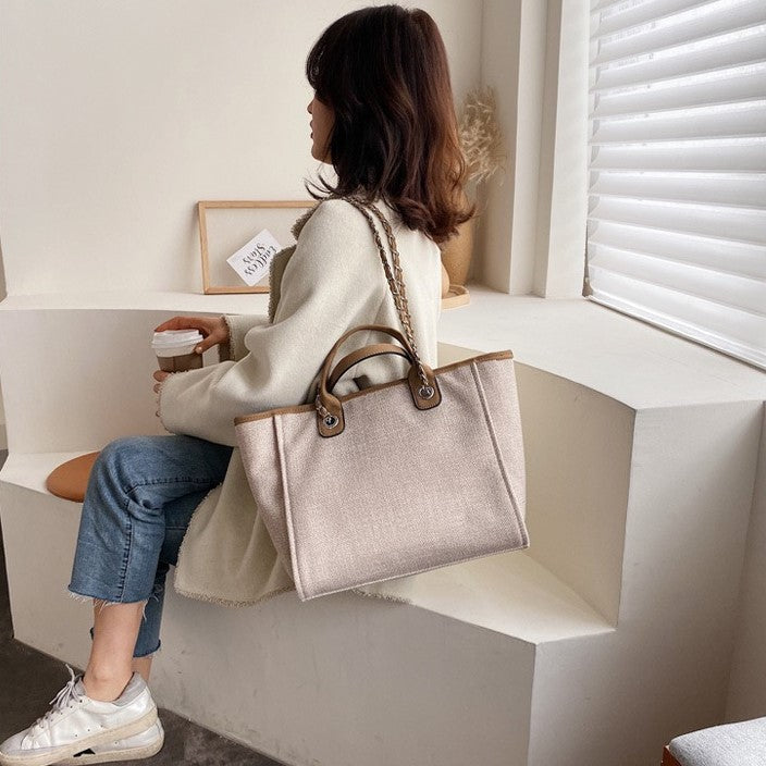 Asverra Fulla Tote Bag