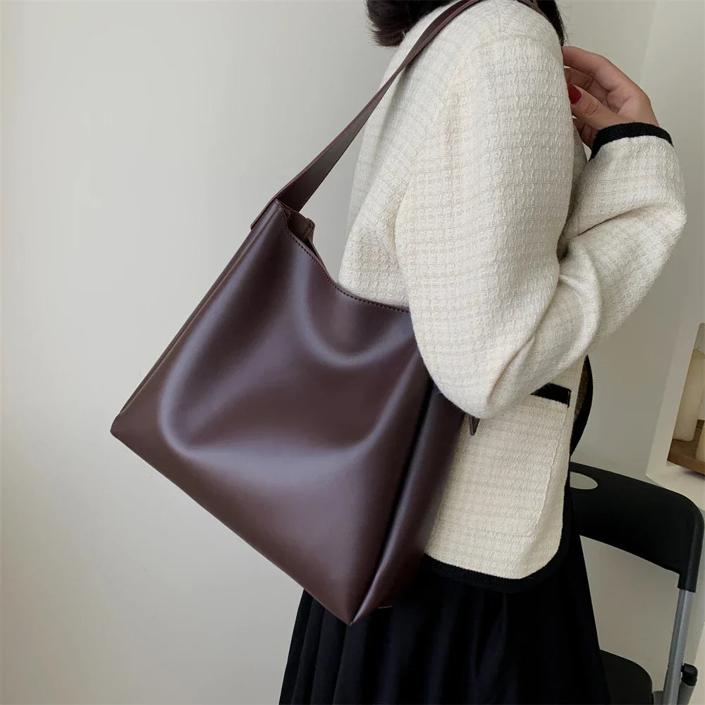 Asverra Maud Hobo Bag