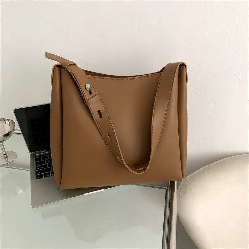 Asverra Maud Hobo Bag