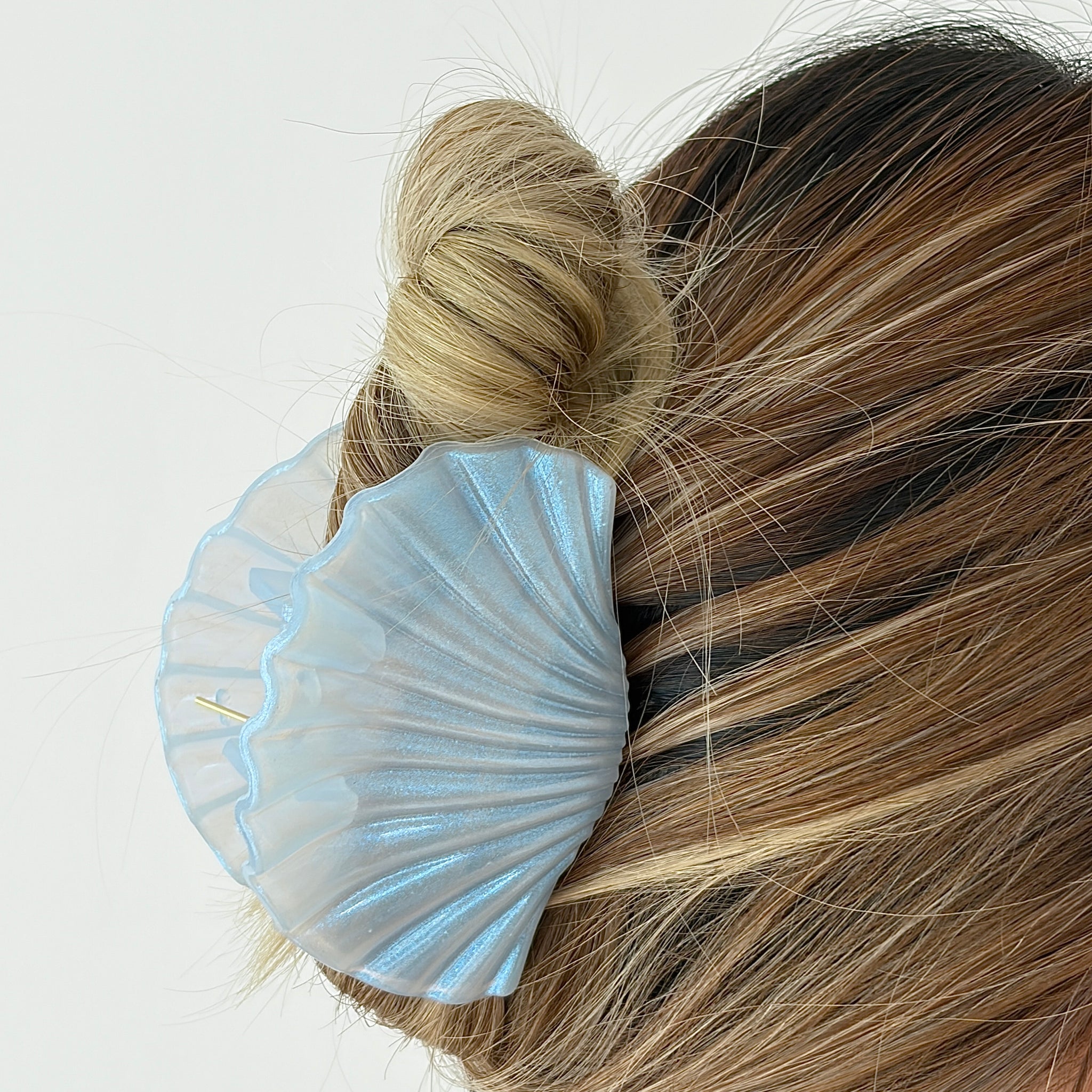 Conchelle Glossy Shell Hair Claw Clip Secondary image