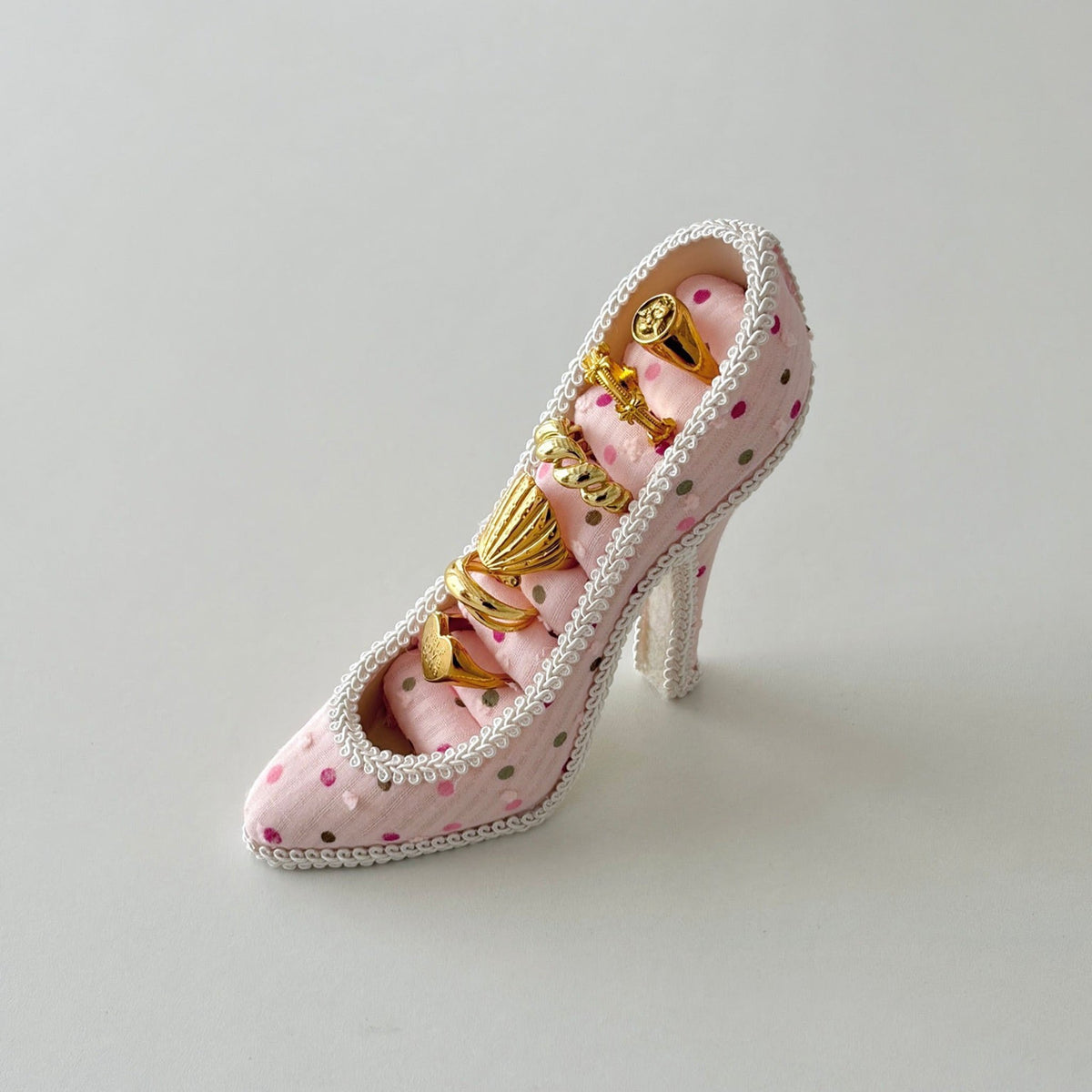 Escarpine High Heel Ring Holder - Polka Dot holding gold rings