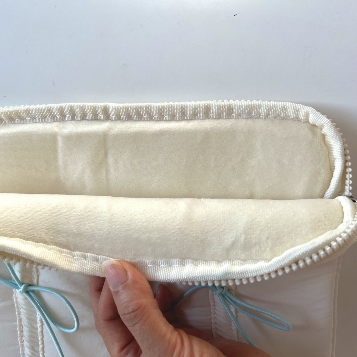 Nastrina Double Bow Laptop Sleeve - inside soft lining in White